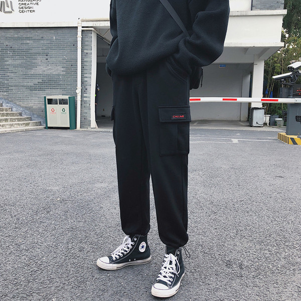 Modern férfi nadrág fekete zsebekkel