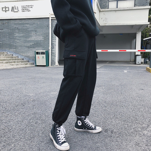 Modern férfi nadrág fekete zsebekkel