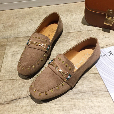 Γυναικεία μοντέρνα μοκασίνια σε δύο χρώματα με διακοσμητικά καπάκια