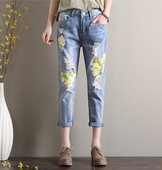 Női farmer szakadt motívumokkal, hímzéssel