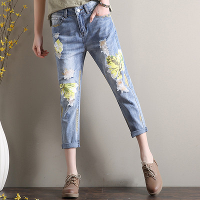 Női farmer szakadt motívumokkal, hímzéssel