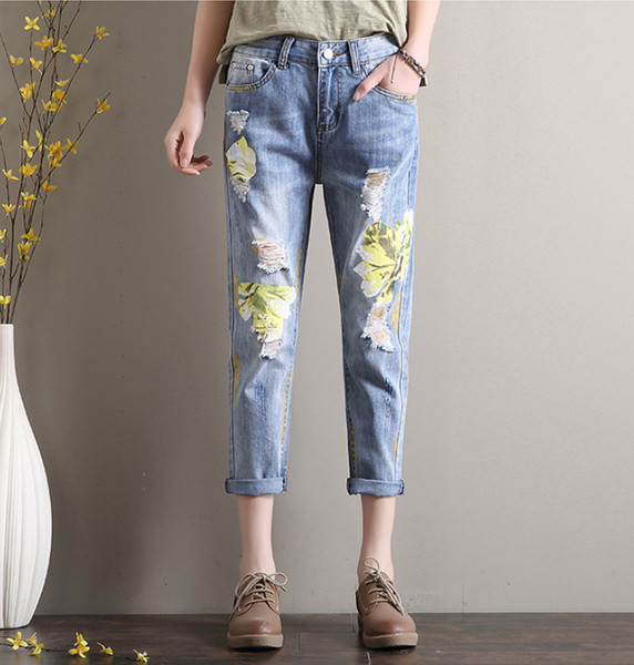 Női farmer szakadt motívumokkal, hímzéssel