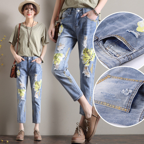 Női farmer szakadt motívumokkal, hímzéssel