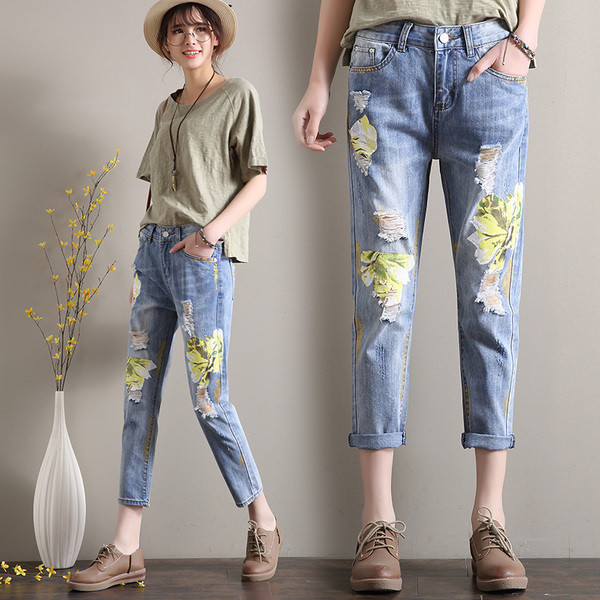 Női farmer szakadt motívumokkal, hímzéssel