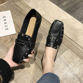 Γυναικεία μοντέρνα μοκασίνια σε δύο χρώματα με διακοσμητικά τρουξ