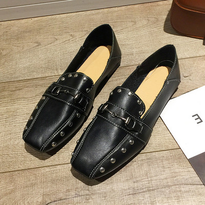 Γυναικεία μοντέρνα μοκασίνια σε δύο χρώματα με διακοσμητικά τρουξ