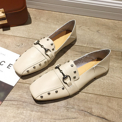 Γυναικεία μοντέρνα μοκασίνια σε δύο χρώματα με διακοσμητικά τρουξ