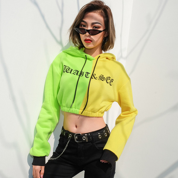 Rövid női pulóver felirattal és kapucnival