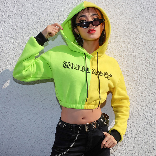 Rövid női pulóver felirattal és kapucnival