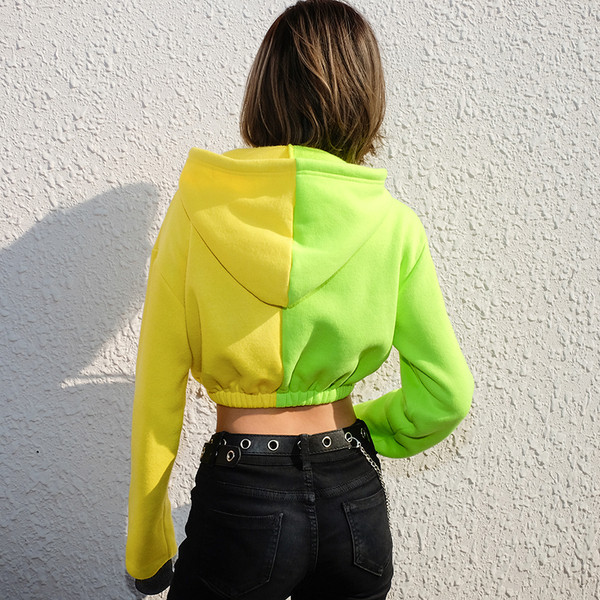 Rövid női pulóver felirattal és kapucnival