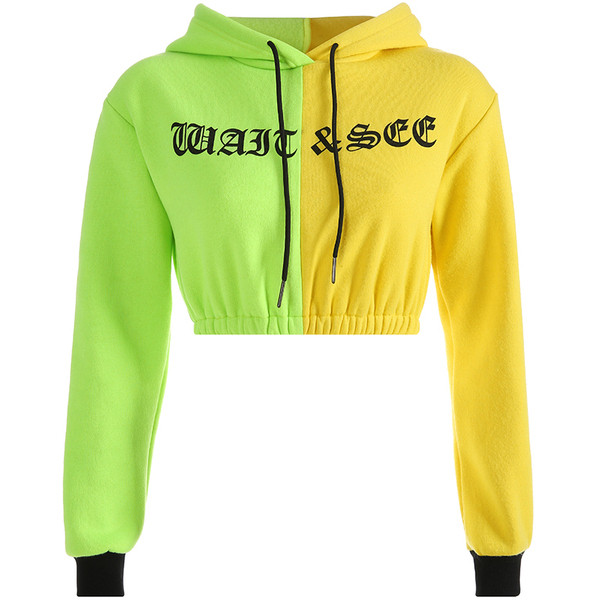 Rövid női pulóver felirattal és kapucnival