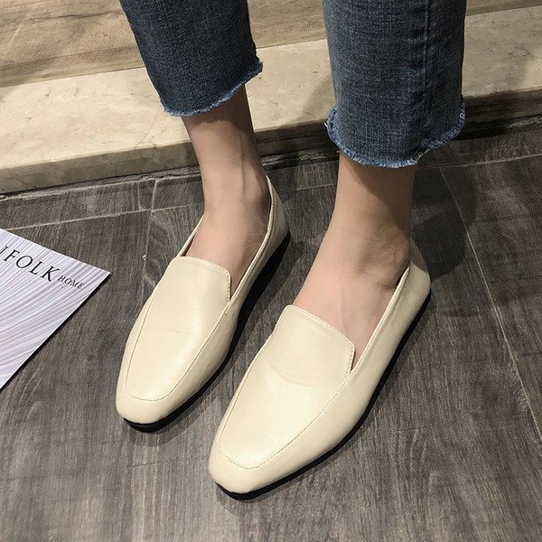 Μοντέρνα γυναικεία μοκασίνια σε δύο χρώματα - μαύρο και μπεζ