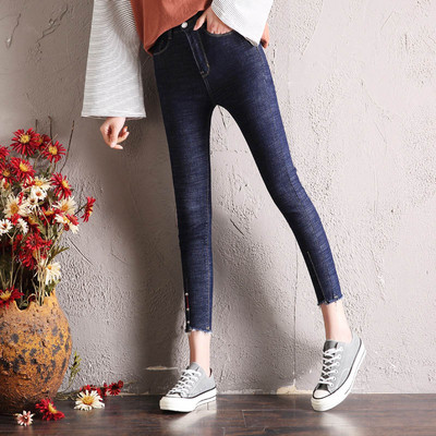 Modern női farmerhez illeszkedő modell fekete és kék színben