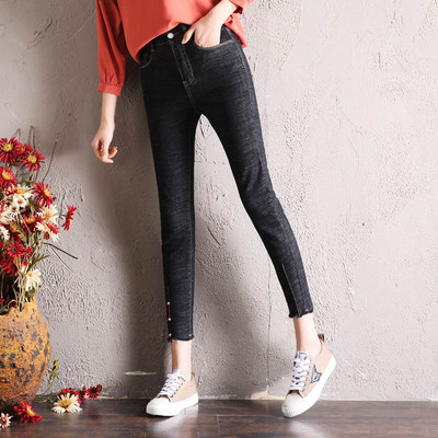 Modern női farmerhez illeszkedő modell fekete és kék színben