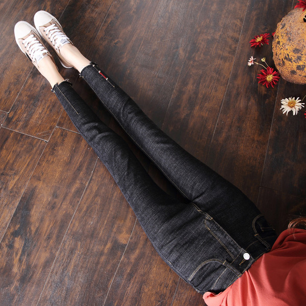 Modern női farmerhez illeszkedő modell fekete és kék színben