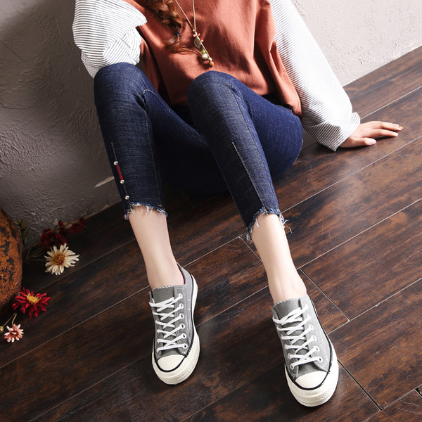 Modern női farmerhez illeszkedő modell fekete és kék színben