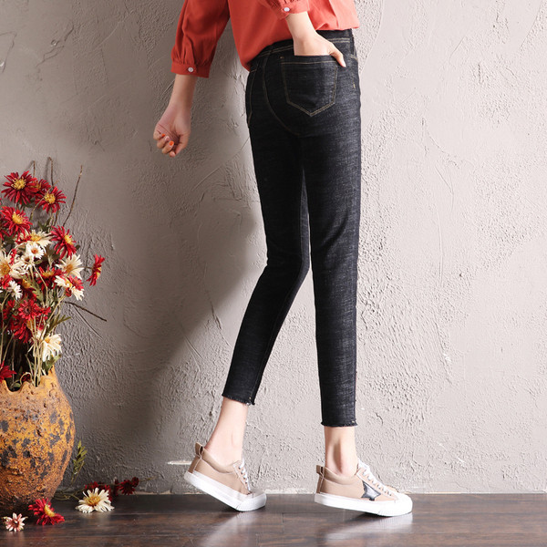 Modern női farmerhez illeszkedő modell fekete és kék színben