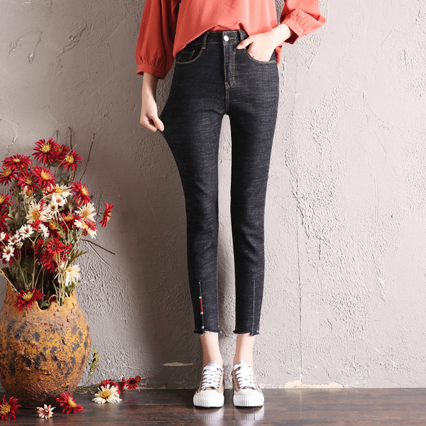 Modern női farmerhez illeszkedő modell fekete és kék színben