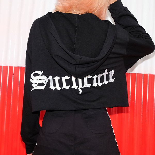 Női pulóver, hátulján fekete felirattal