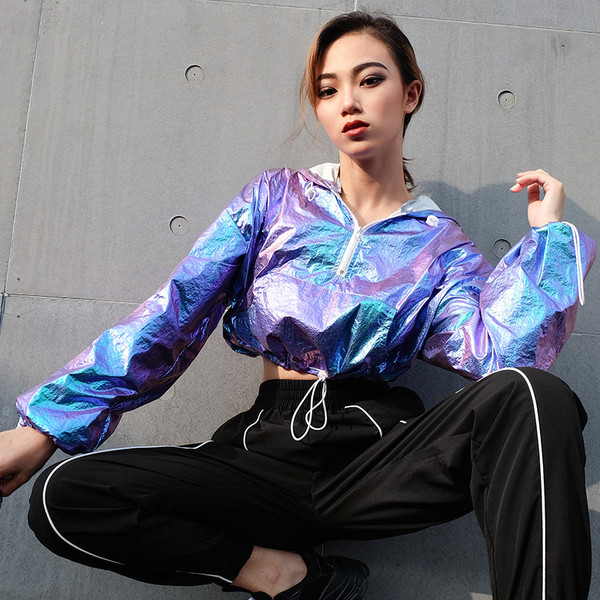 Modern női pulóver rövid modell kapucnival