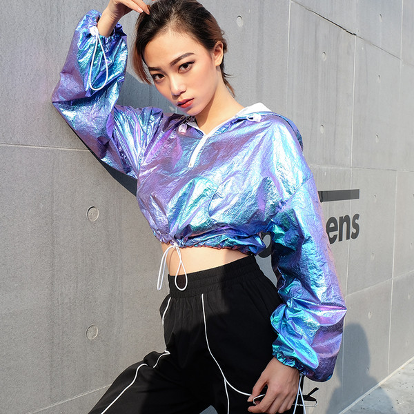 Modern női pulóver rövid modell kapucnival