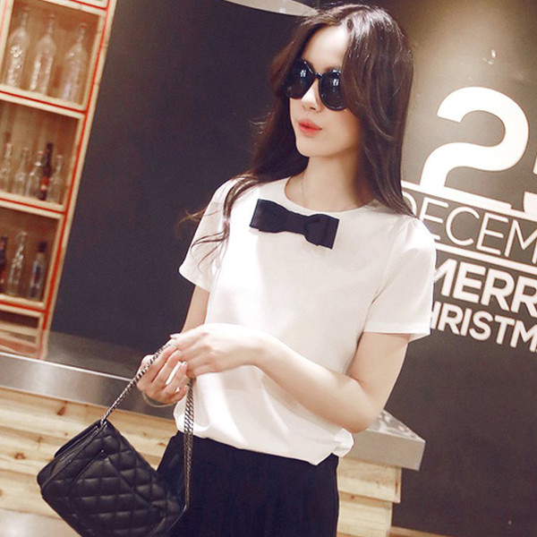 Stílusos női ing rövid ujjú fehér színben és szalaggal