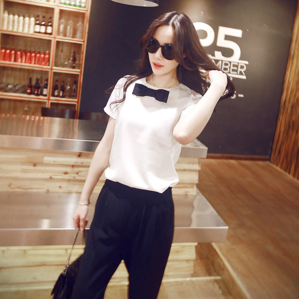 Stílusos női ing rövid ujjú fehér színben és szalaggal