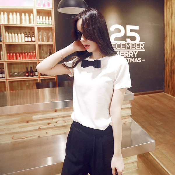 Stílusos női ing rövid ujjú fehér színben és szalaggal