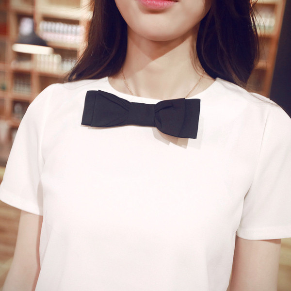 Stílusos női ing rövid ujjú fehér színben és szalaggal