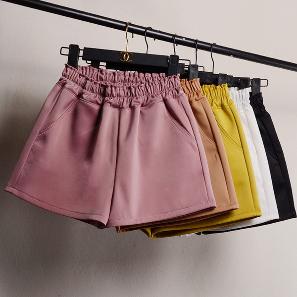 Alkalmi női rövidnadrág zsebekkel több színben