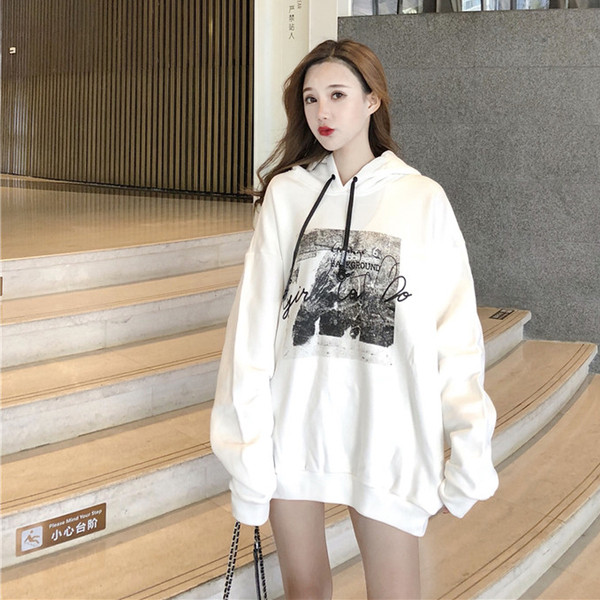 Női széles pulóver fekete-fehér mintával