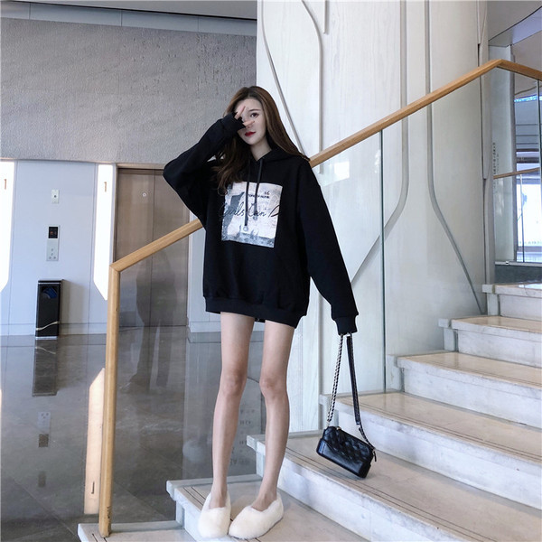 Női széles pulóver fekete-fehér mintával