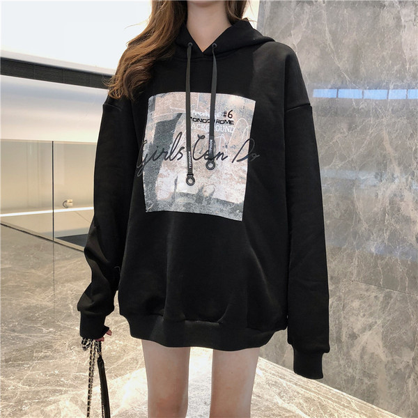 Női széles pulóver fekete-fehér mintával