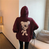 Napi női pulóver fekete-piros rátéttel és felirattal