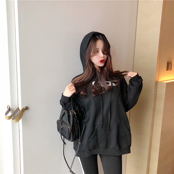 Napi női pulóver fekete-piros rátéttel és felirattal