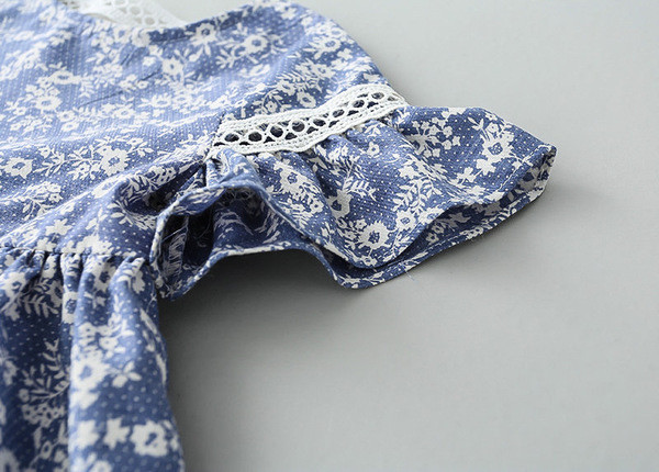 Modern gyerektunika lányoknak kék színben, virágos motívumokkal