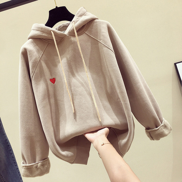 Γυναικείο φούτερ με κουκούλα και κεντήματα σε ροζ, μπεζ και μαύρο χρώμα