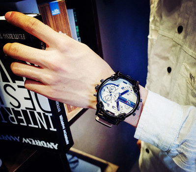 Férfi napi karóra négy színben