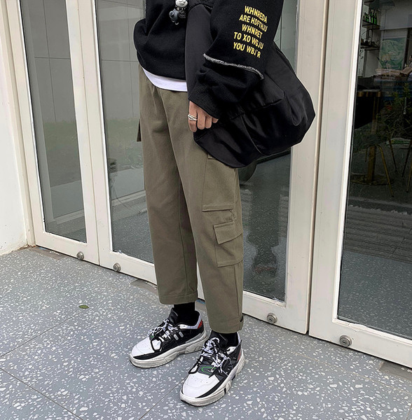 Modern férfi nadrág három színben emblémával