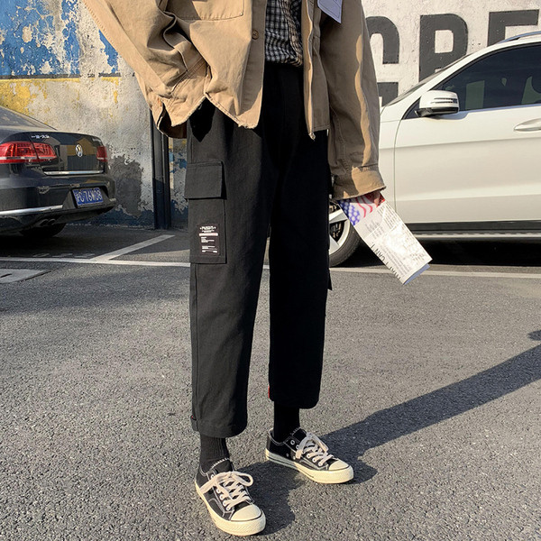 Modern férfi nadrág három színben emblémával