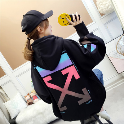 Női pulóver széles modell színes nyomattal fekete-fehérben