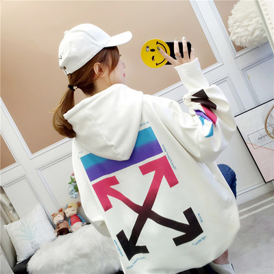 Női pulóver széles modell színes nyomattal fekete-fehérben