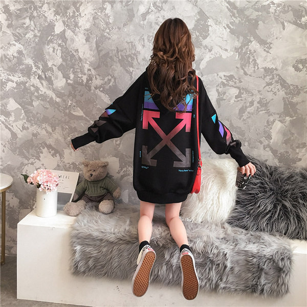 Női pulóver széles modell színes nyomattal fekete-fehérben