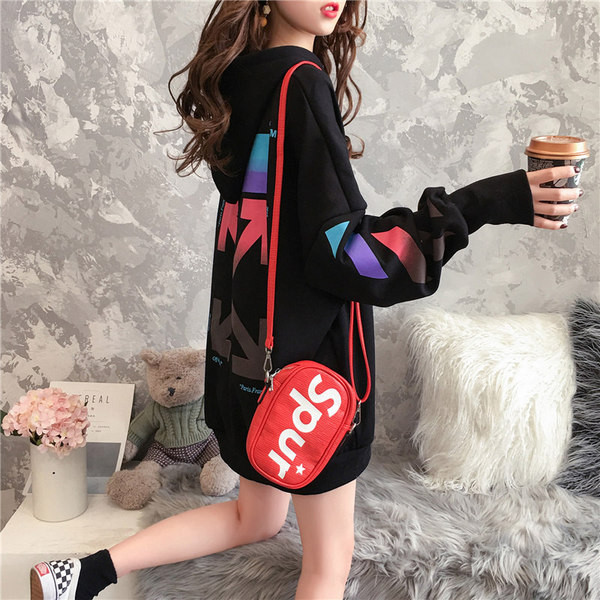 Női pulóver széles modell színes nyomattal fekete-fehérben