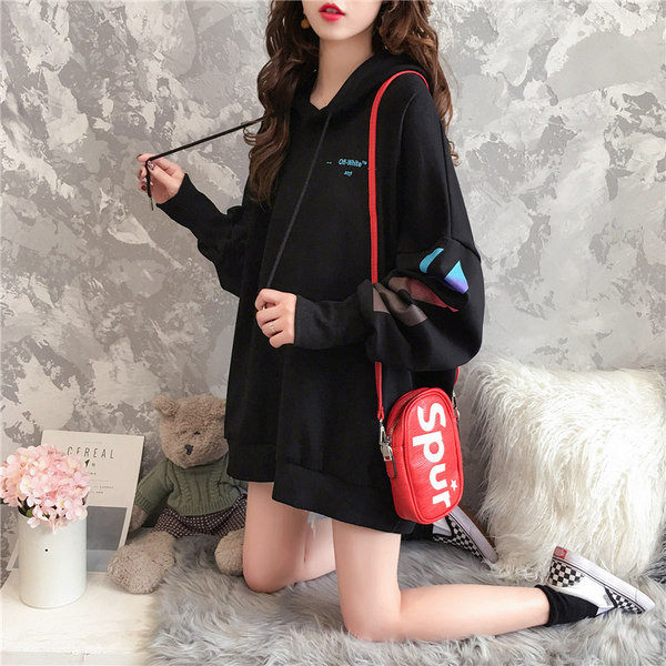 Női pulóver széles modell színes nyomattal fekete-fehérben