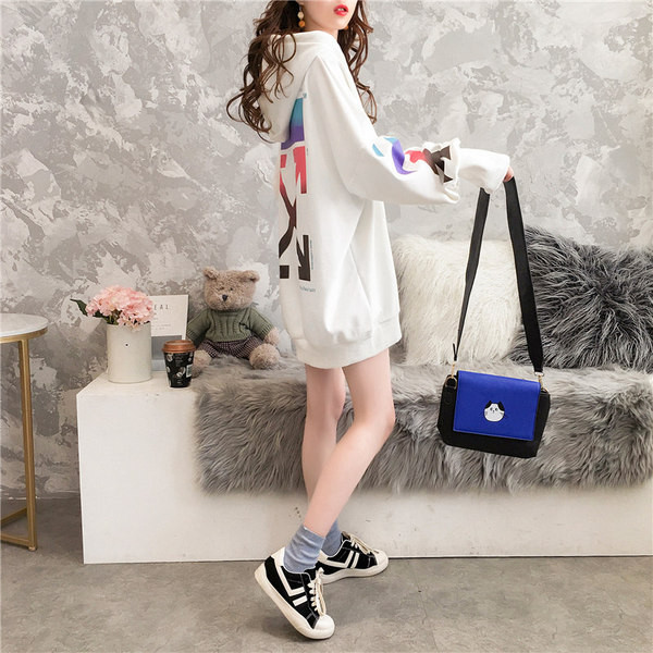 Női pulóver széles modell színes nyomattal fekete-fehérben