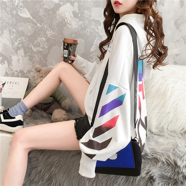 Női pulóver széles modell színes nyomattal fekete-fehérben