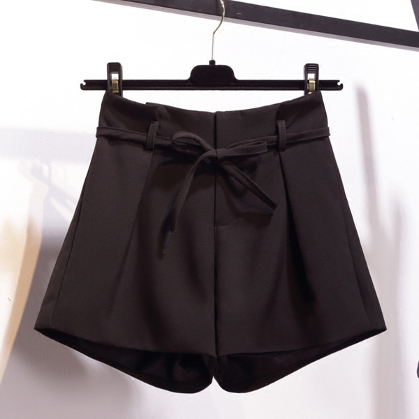 Modern női rövidnadrág fehér, fekete és rózsaszín színekben