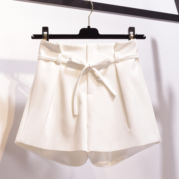 Modern női rövidnadrág fehér, fekete és rózsaszín színekben