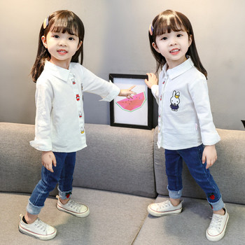 Μοντέρνο παιδικό πουκάμισο για κορίτσια σε λευκό χρώμα με εφαρμογή